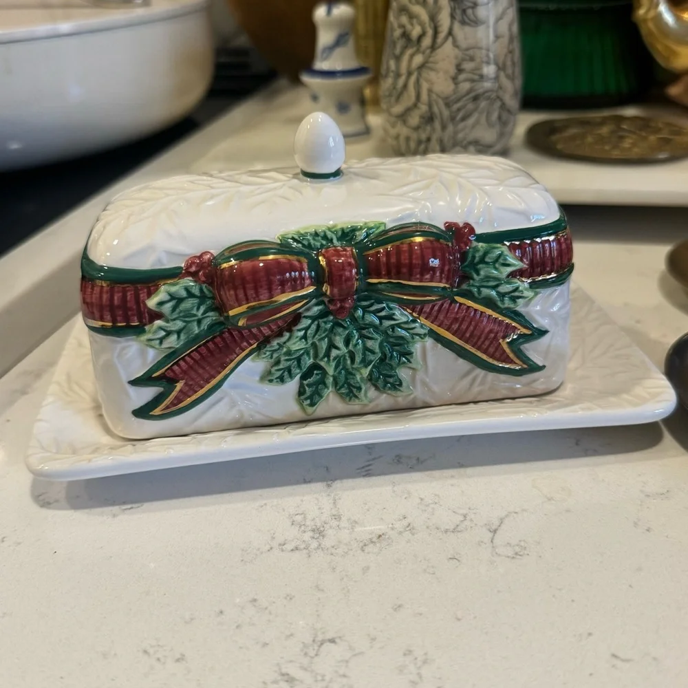 Deck the Holly by INSPIRADO DESIGNS 1/4 Lb Covered Butter Dish